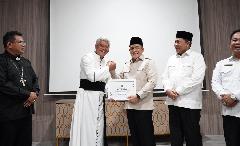 Wamenag Salurkan Bantuan Rp2 Miliar bagi Gereja Katolik Terdampak Banjir di Sumut