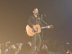 Bryan Adams Sukses Guncang Jakarta Lewat Tur Roll With The Punches