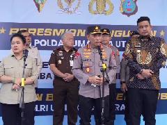 Listyo ditemani Titiek Soeharto Berangkatkan 22 Kontainer Bantuan untuk Korban Bencana Sumatera