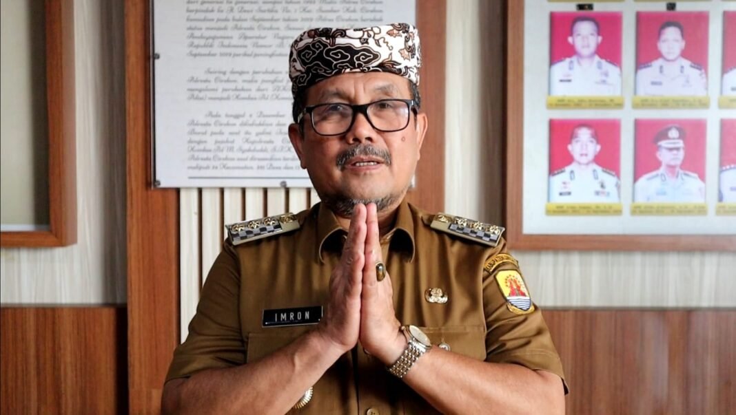 Bupati Imron Minta Fatayat NU Bantu Pemda dalam Pembangunan di Kabupaten Cirebon Bupati Cirebon Imron Rosyadi menghadiri acara Latihan Kader Dasar (LKD) PC Fatayat NU Kabupaten Cirebon