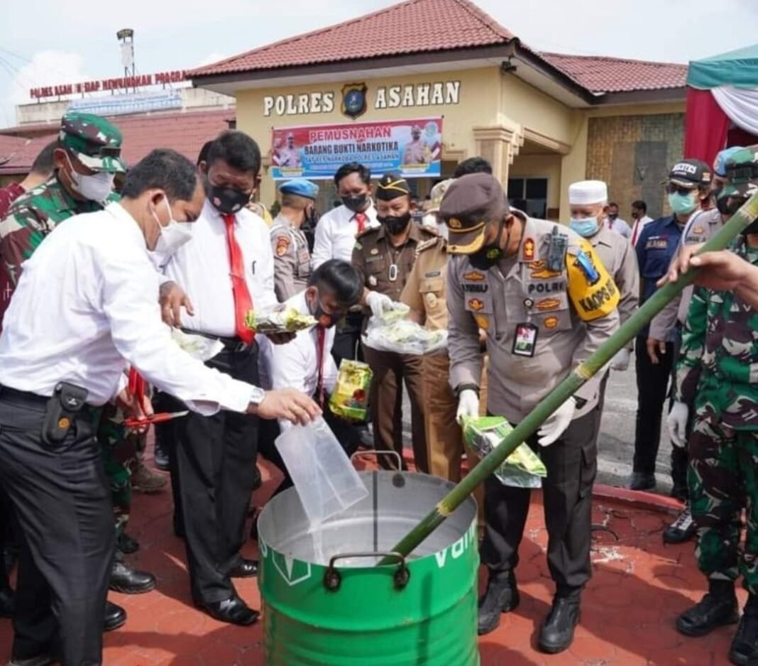 Sabu 62 Kilogram Direbus di Polres Asahan Sumut, lalu Dibuang ke Parit Sabu 62 Kilogram Direbus di Polres Asahan Sumut, lalu Dibuang ke Parit