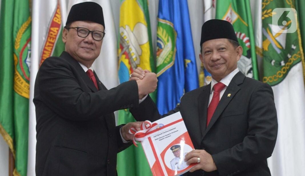 Isu Reshuffle Kabinet, Tito Karnavian Tukar Guling dengan Tjahjo Kumolo? Isu Reshuffle Kabinet, Tito Karnavian Tukar Guling dengan Tjahjo Kumolo?