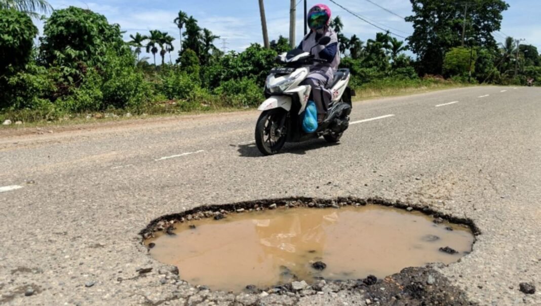 Awas Terperosok di Lubang Jalan Cot Mane-Blangpidie, Abdya Awas Terperosok di Lubang Jalan Cot Mane-Blangpidie, Abdya