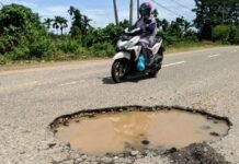 Awas Terperosok di Lubang Jalan Cot Mane-Blangpidie, Abdya