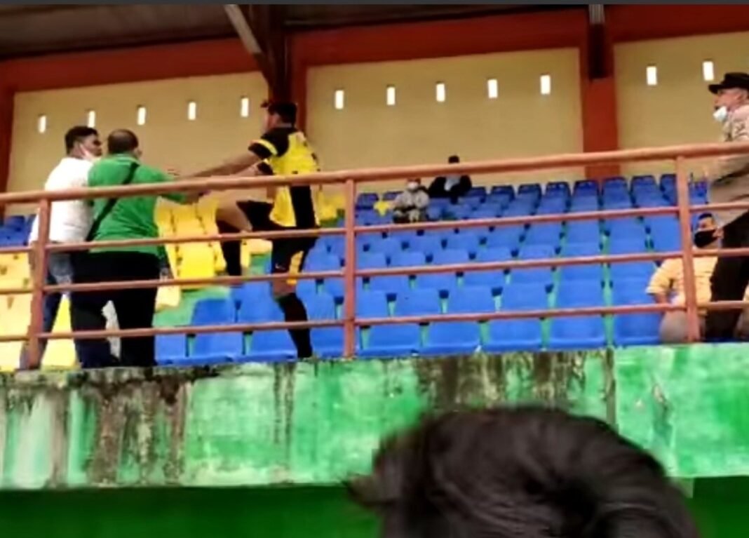 Kesal Disoraki, Saktiawan Sinaga Keluarkan Tendangan Kungfu ke Penonton di Tribun Kesal Disoraki, Saktiawan Sinaga Keluarkan Tendangan Kungfu ke Penonton di Tribun