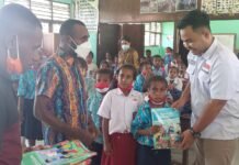 BEM Nusantara Bersama Himaboda Bagikan 100 Buku untuk SD Distrik Arso Keerom Papua