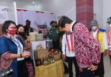 Resmikan Bandara Tebelian Kalbar, Jokowi Beli Jaket Kain Tenun Dayak Sintang