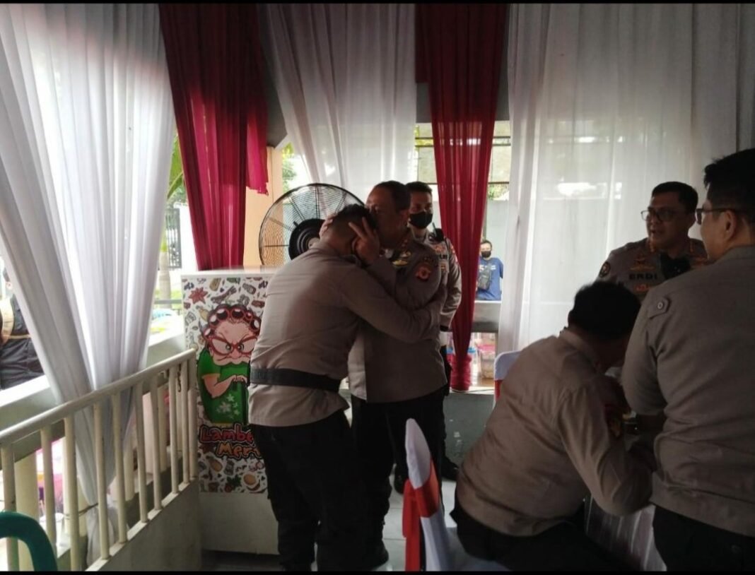 Gendong Lansia untuk Divaksin, Anggota Polresta Cirebon Dapat Penghargaan dari Kapolda Jabar Gendong Lansia untuk Divaksin, Anggota Polresta Cirebon Dapat Penghargaan dari Kapolda Jabar