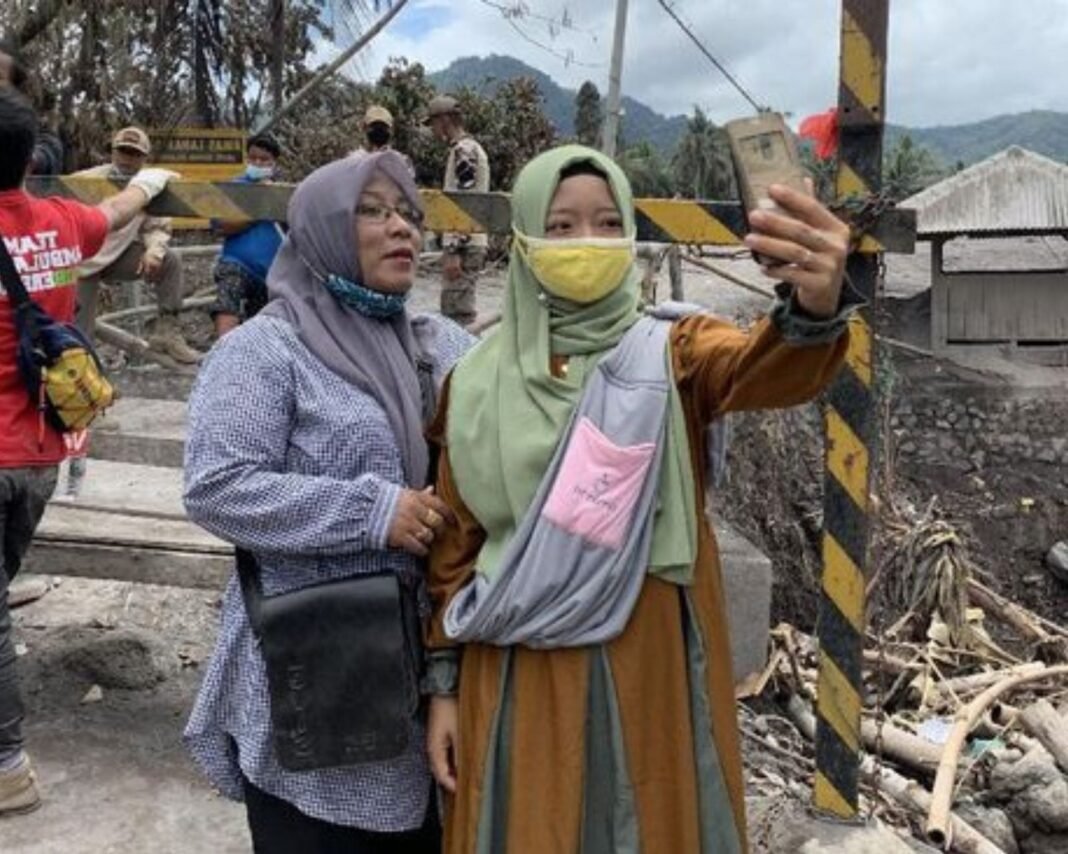 Korban Erupsi Gunung Semeru Marah, Lokasi Bencana Dijadikan Objek Selfie Korban Erupsi Gunung Semeru Marah, Lokasi Bencana Dijadikan Objek Selfie