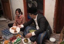 Ridwan Kamil Makan Bersama Tiga Anak Telantar di Indramayu
