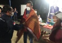 Bagikan Bantuan Rp 825 Juta ke Masyarakat Labura, Martin Manurung Dihadiahi Ulos