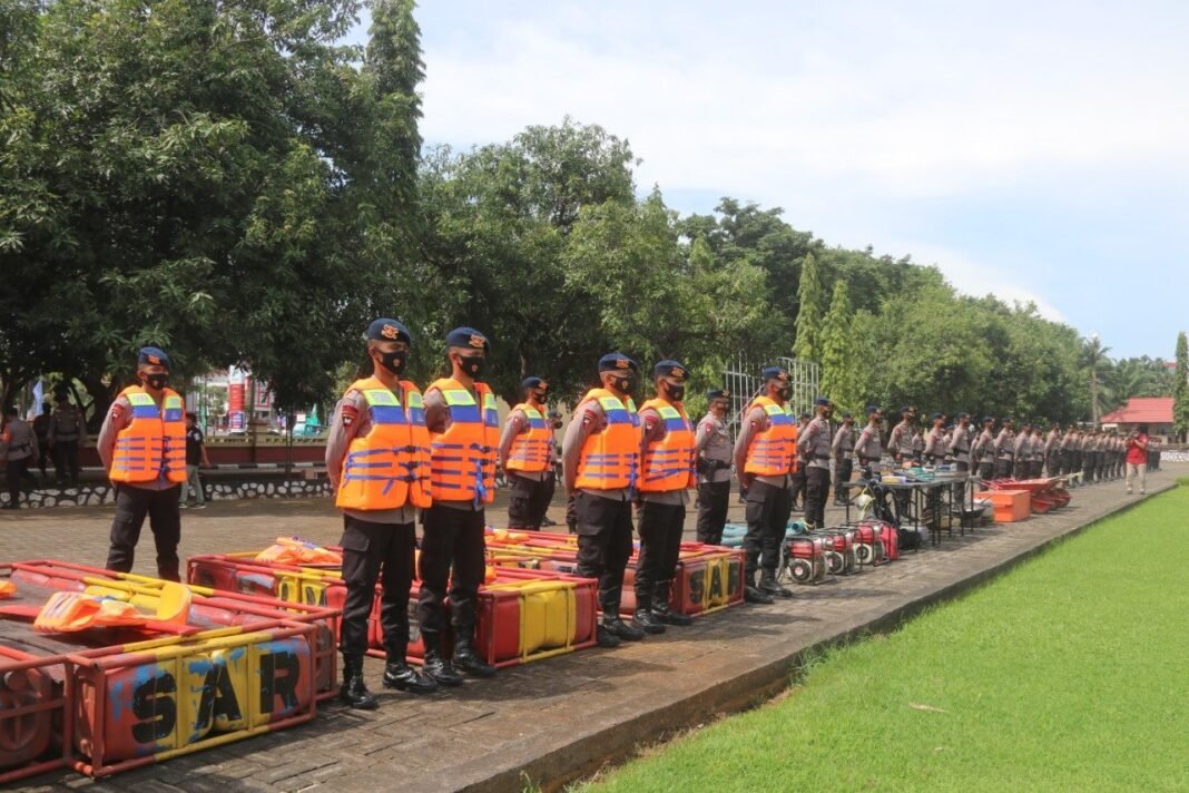 Polda Sulsel Kirim 1 Kompi Brimob dan Paket Sembako Bantu Korban Gempa Selayar Polda Sulsel Kirim 1 Kompi Brimob dan Paket Sembako Bantu Korban Gempa Selayar