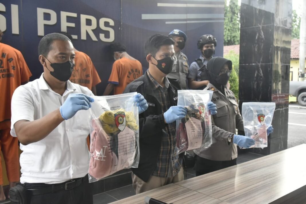 Anggota Polres Cirebon Bekuk Empat Pelaku Pencabulan Anak di Bawah Umur Anggota Polres Cirebon Bekuk Empat Pelaku Pencabulan Anak di Bawah Umur