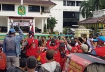 Tagih Janji Peremajaan, Puluhan Abang Becak Datangi Kantor Menantu Presiden Jokowi