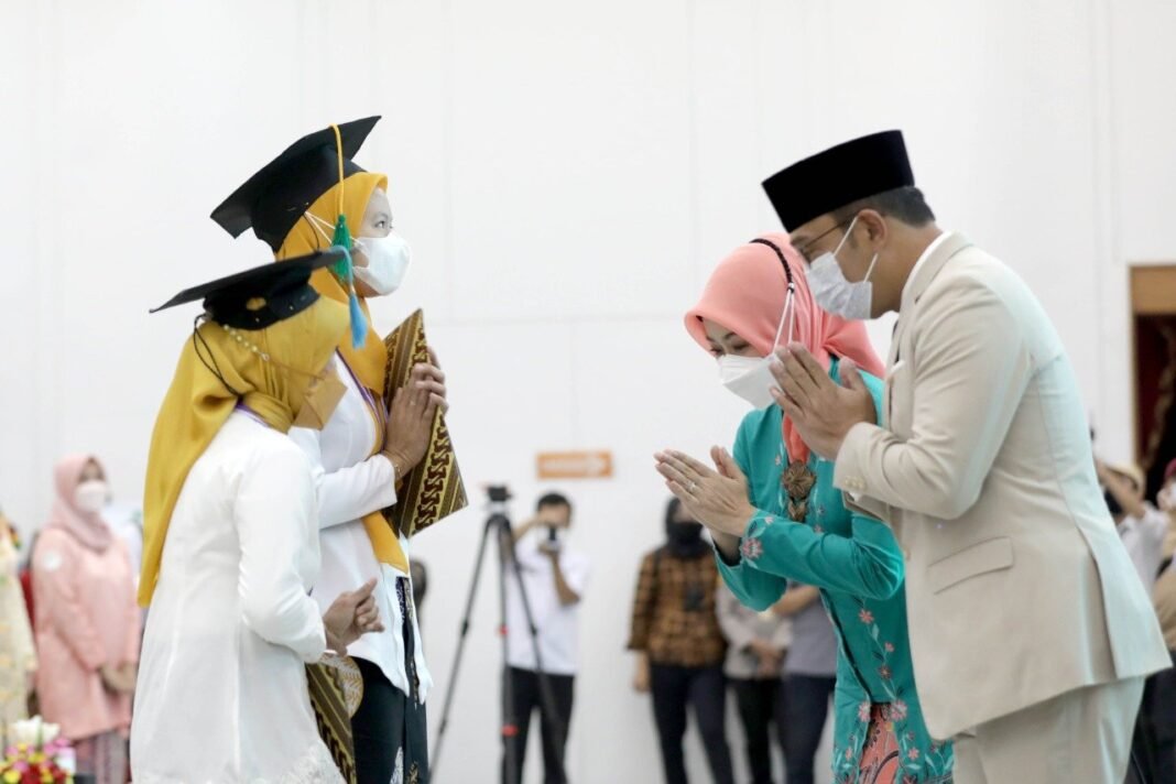 Peringatan Hari Ibu, 29.500 Perempuan Peserta Sekoper Cinta dari 270 Desa di Jabar Dikukuhkan Peringatan Hari Ibu, 29.500 Perempuan Peserta Sekoper Cinta dari 270 Desa di Jabar Dikukuhkan