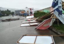 Angin Puting Beliung Melanda Mamuju Sulbar, Rumah dan Baliho Berterbangan