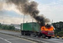Truk Pengangkut Pakan Ternak Terbakar di Jembatan Trosobo Sidoarjo