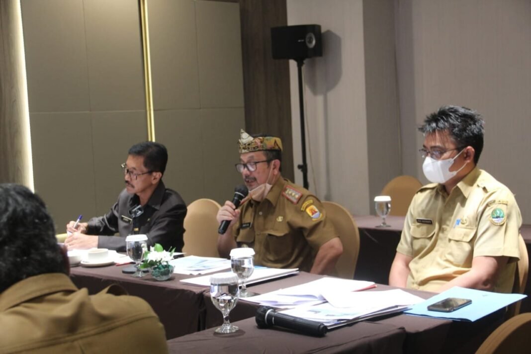 Bupati Imron Minta Pelaksana di BPR Lakukan Inovasi di Tahun 2022 Bupati Imron Minta Pelaksana di BPR Lakukan Inovasi di Tahun 2022