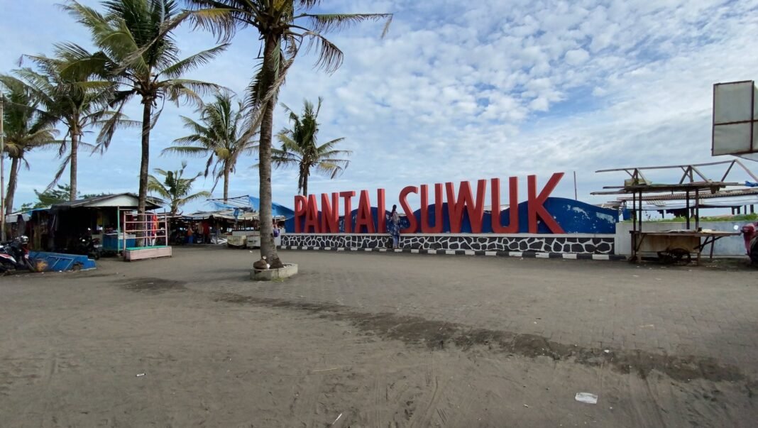 Tujuh Wisatawan Terseret Ombak Pantai Suwuk Jateng, Dua Hilang Tujuh Wisatawan Terseret Ombak Pantai Suwuk Jateng, Dua Hilang