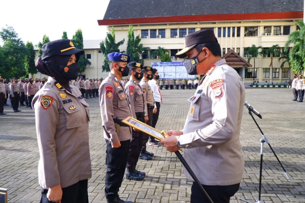 Kapolda Sulsel Beri Penghargaan Kepada Personil Polri yang Berprestasi Kapolda Sulsel Beri Penghargaan Kepada Personil Polri yang Berprestasi