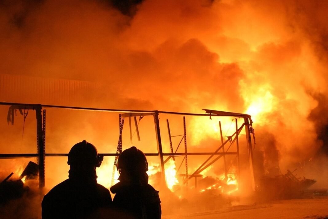 Gudang Meubel di Manado Terbakar Diduga Akibat Petasan dari Oknum Polisi Gudang Meubel di Manado Terbakar Diduga Akibat Petasan dari Oknum Polisi