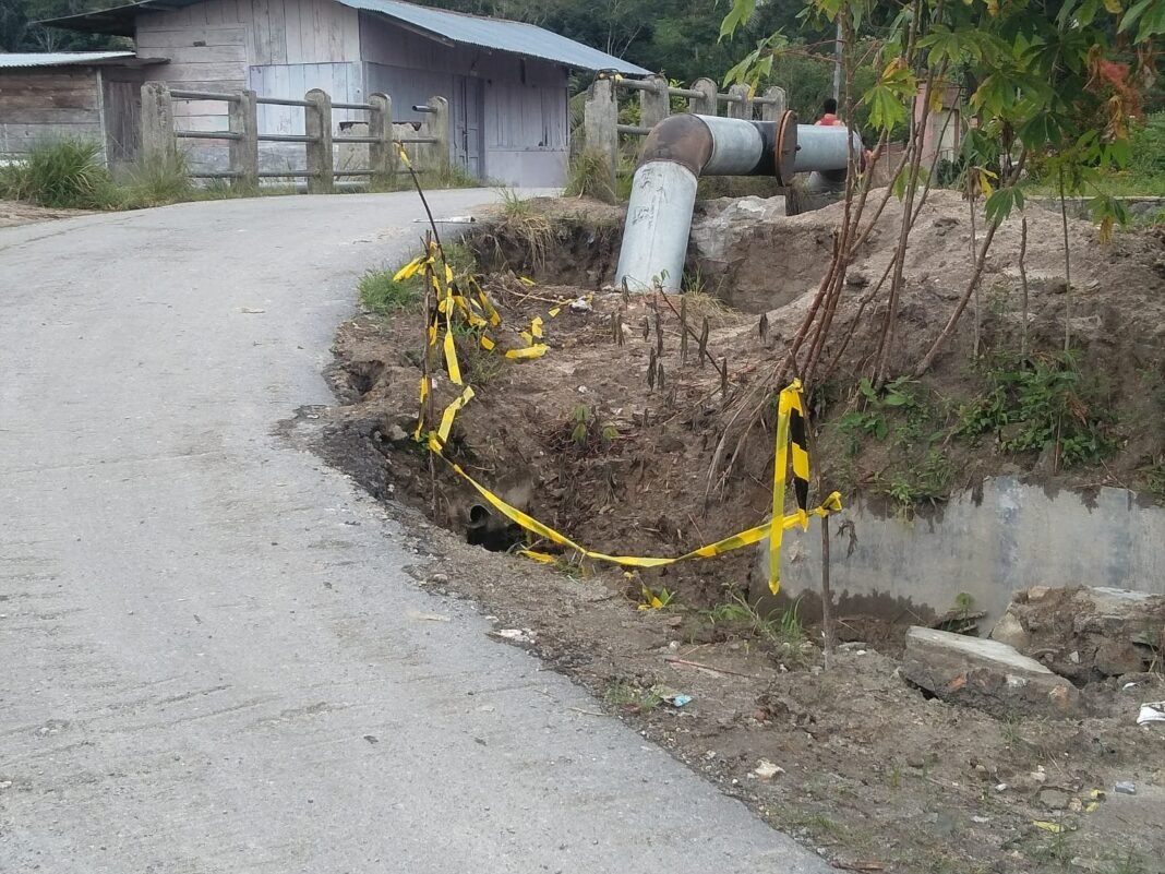 Imbas Pengerjaan Proyek Pipa Transmisi di Tapanuli Utara, Jalan Jadi Rusak Imbas Pengerjaan Proyek Pipa Transmisi di Tapanuli Utara, Jalan Jadi Rusak