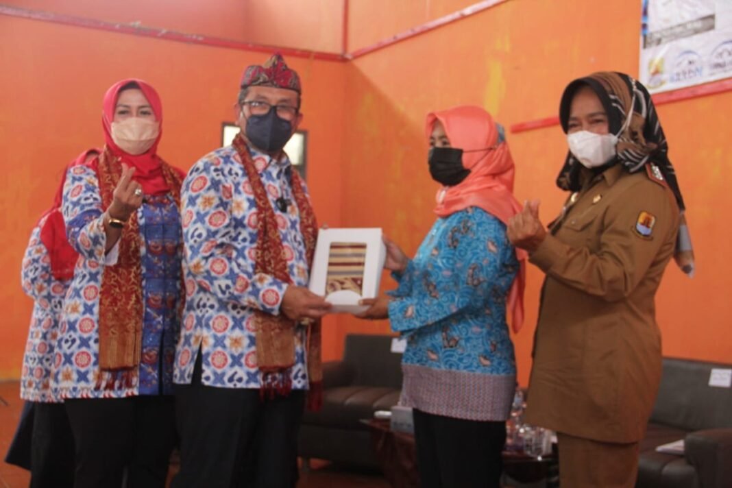 Bertemu Kader PPKBD, Bupati Cirebon Minta Lakukan Hal Ini Bertemu Kader PPKBD, Bupati Cirebon Minta Lakukan Hal Ini