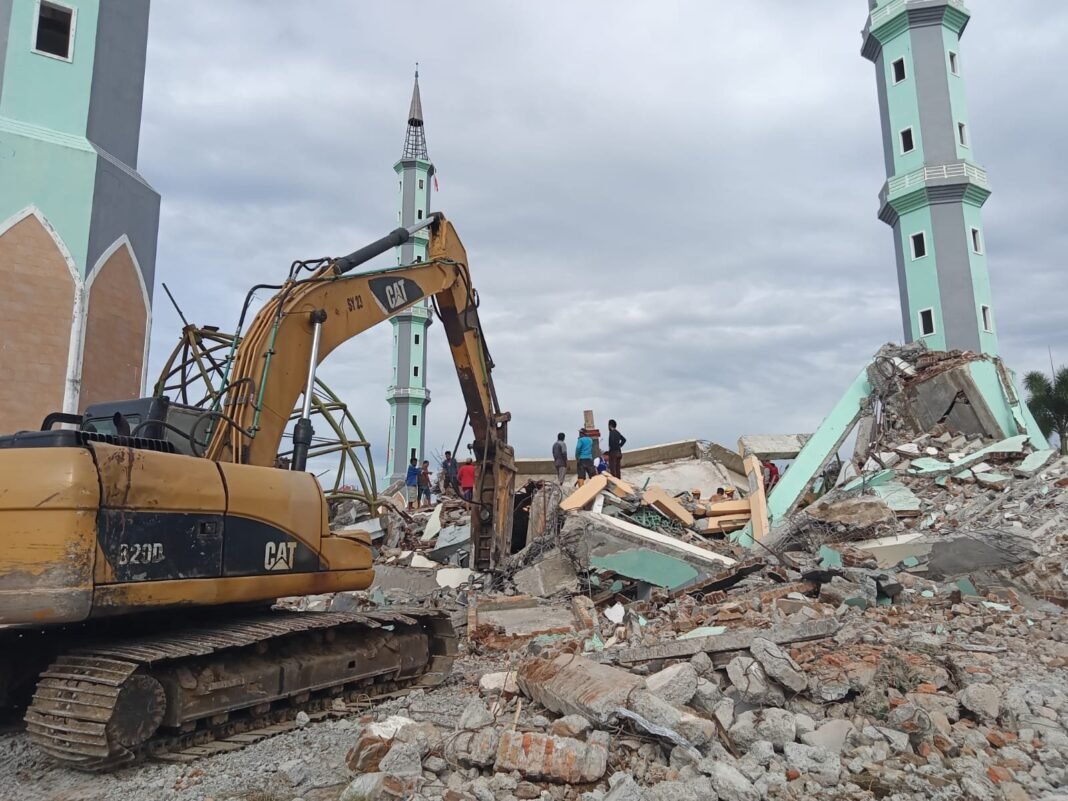 Pemeriksaan Robohnya Masjid Raya Mamuju Naik ke Tahap Penyidikan Pemeriksaan Robohnya Masjid Raya Mamuju Naik ke Tahap Penyidikan