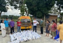 Ratusan Korban Banjir di Toba Terima Sembako dari Martin Manurung