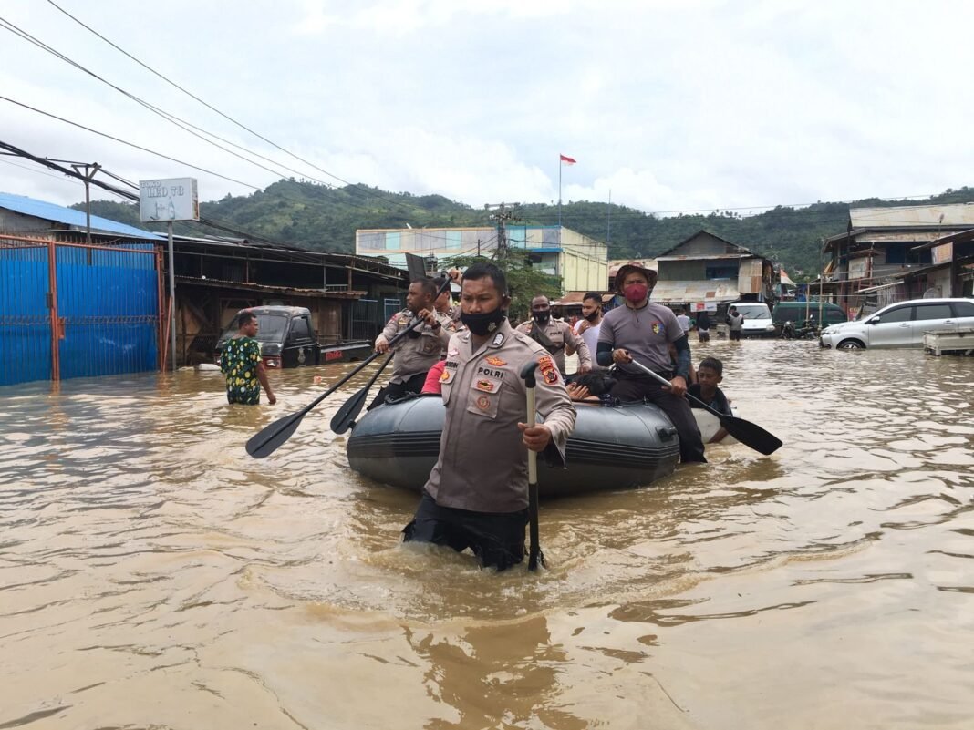 Polda Papua Terjunkan 380 Personel Bantu Penanganan Banjir dan Longsor di Jayapura Polda Papua Terjunkan 380 Personel Bantu Penanganan Banjir dan Longsor di Jayapura