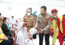 Tinjau Vaksinasi Anak, Kapolres Indramayu Bagikan Bingkisan Alat Tulis Sekolah