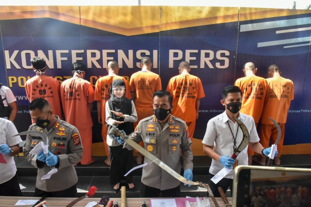 Satreskrim Polresta Cirebon Ringkus Tiga Anggota Geng Motor Pelaku Pengeroyokan Satreskrim Polresta Cirebon Ringkus Tiga Anggota Geng Motor Pelaku Pengeroyokan
