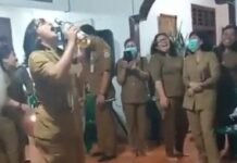 Emak-emak Berseragam ASN di Humbahas Asik Berjoget Sambil Tenggak Miras