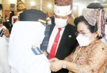 Dipersoalkan, Istri Bupati Simalungun Sematkan Tanda Pangkat ke ASN