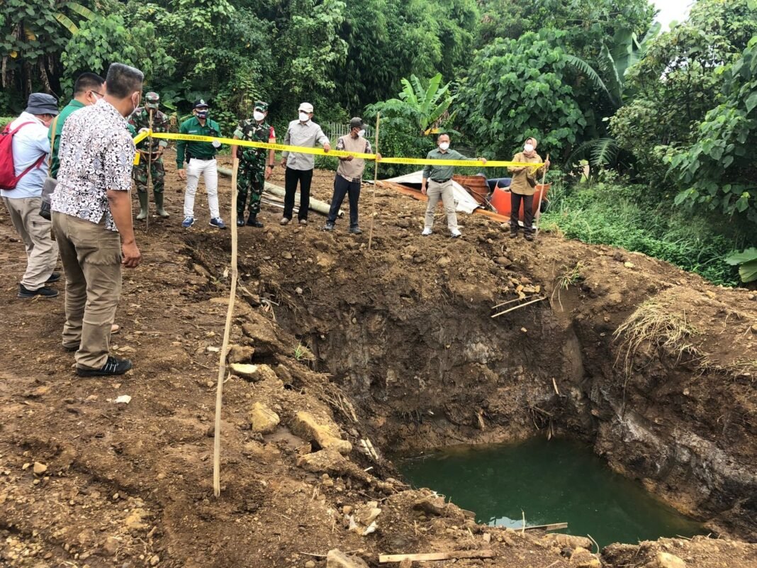 Satgas Citarum Harum dan DLH Jabar Segel PT Sinerga Nusantara Satgas Citarum Harum dan DLH Jabar Segel PT Sinerga Nusantara