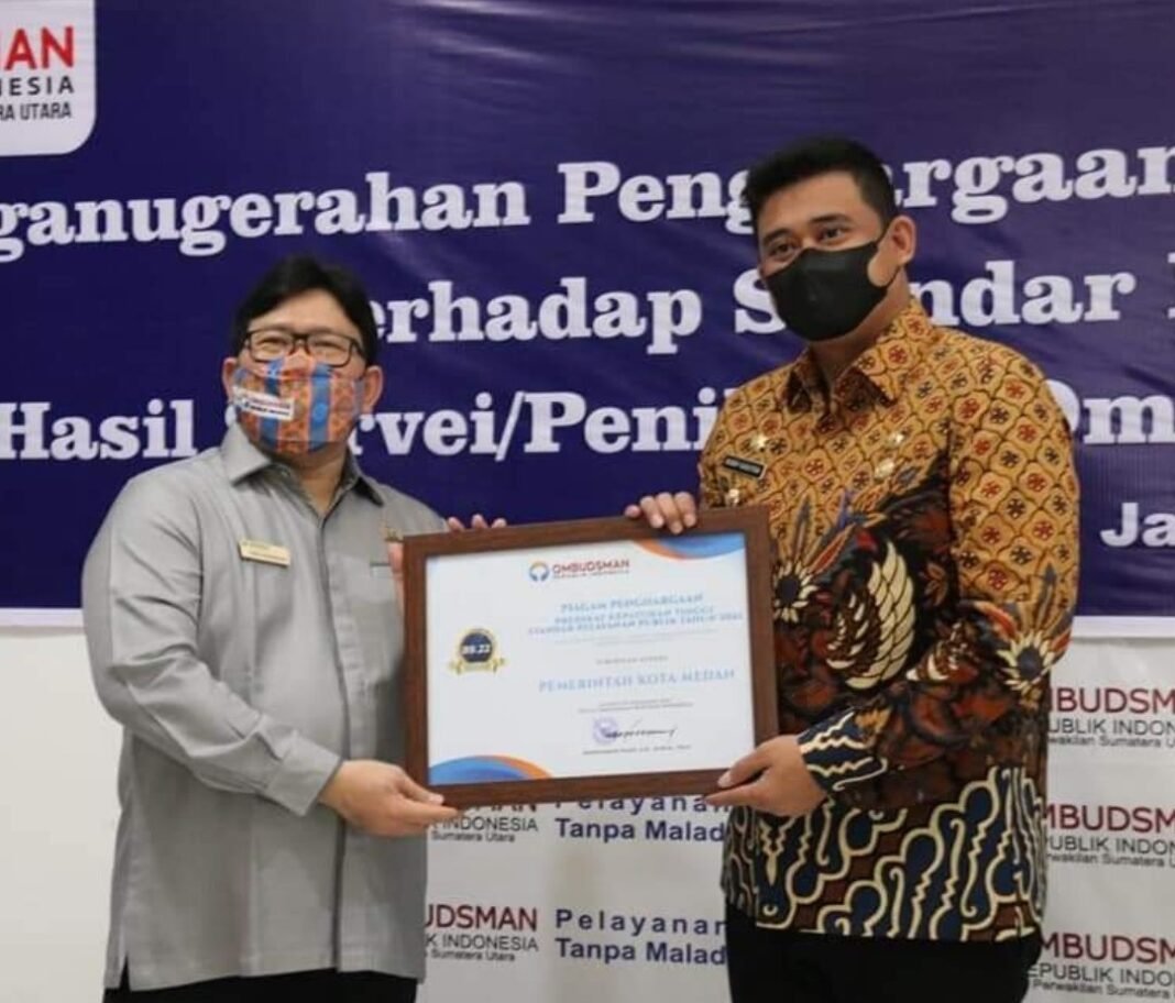 Pemko Medan Terima Predikat Kepatuhan Tinggi Standar Pelayanan Publik Pemko Medan Terima Predikat Kepatuhan Tinggi Standar Pelayanan Publik