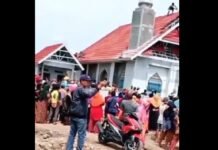 Warga Protes dan Bongkar Masjid Mirip Gereja di Bima | Opsi.id