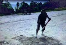 Viral Pria Tua di Majene Sulbar Perbaiki Jalan Rusak Seorang Diri