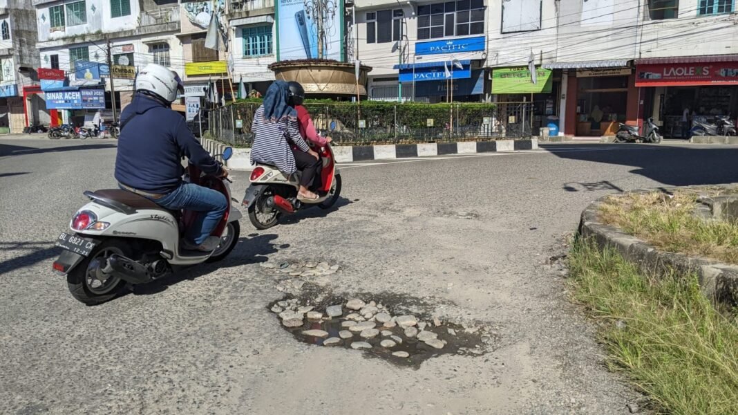 Waspada, Lubang Muncul di Pusat Kota Aceh Barat Daya Waspada, Lubang Muncul di Pusat Kota Aceh Barat Daya