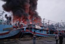 Detik-detik Evakuasi Ratusan Kapal Terbakar di Pelabuhan Kota Tegal | Opsi.id