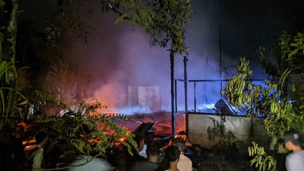 Api Lahap Dua Rumah Warga Abdya, Satunya Milik Janda Api Lahap Dua Rumah Warga Abdya, Satunya Milik Janda