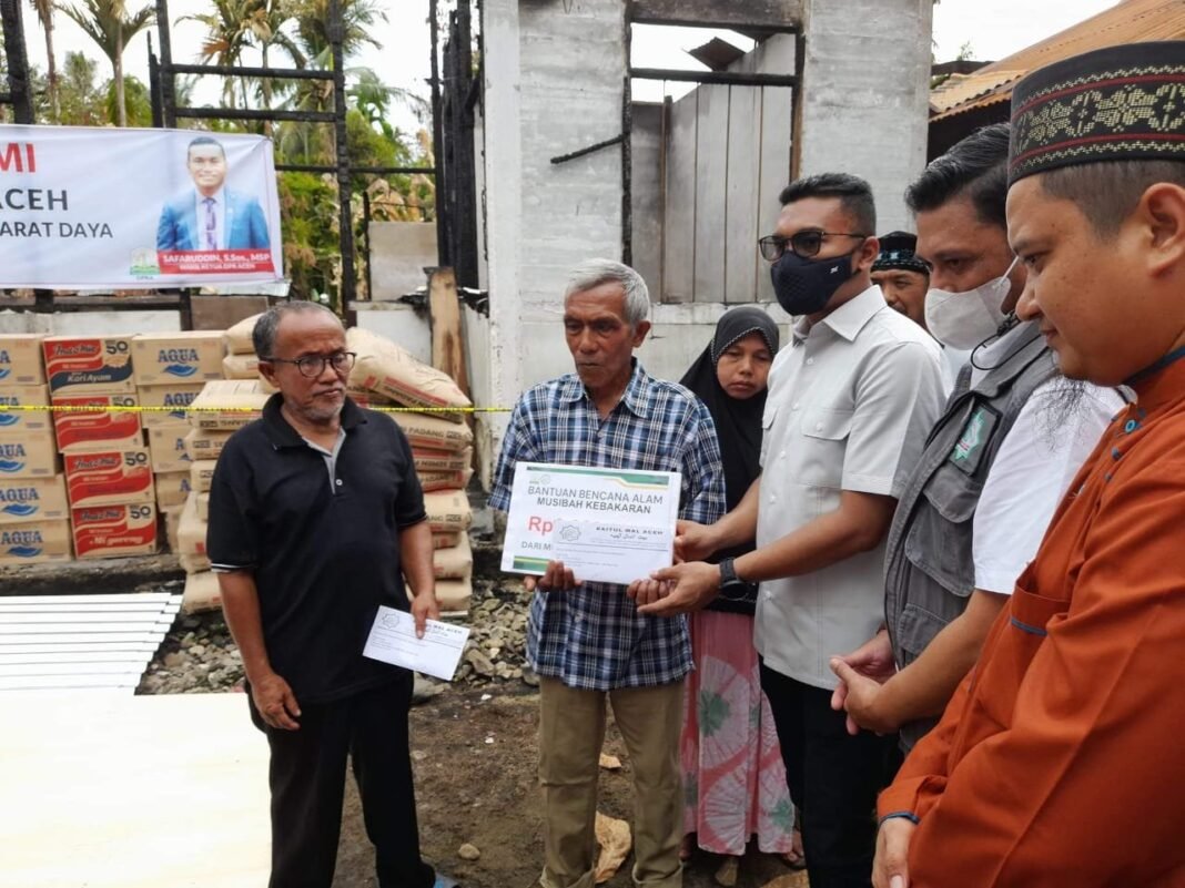 Wakil Ketua DPRA Bantu Pembangunan Rumah Janda di Abdya Wakil Ketua DPRA Bantu Pembangunan Rumah Janda di Abdya