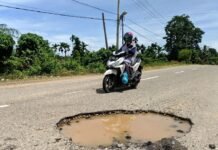 Wakil Ketua DPRA Tinjau Jalanan Hancur Cot Mane-Blangpidie di Abdya