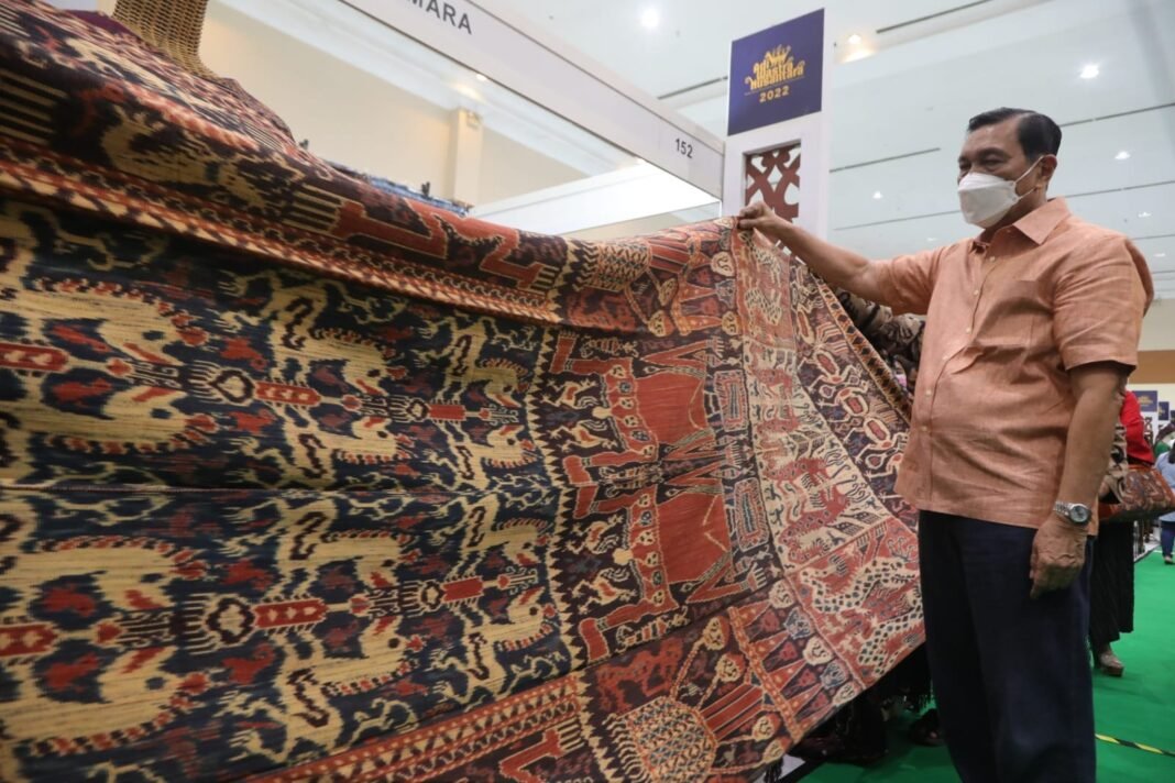 Kunjungi Pameran Adiwastra Nusantara, Menko Luhut: Lestarikan Budaya Bangsa Kunjungi Pameran Adiwastra Nusantara, Menko Luhut: Lestarikan Budaya Bangsa