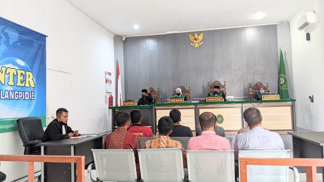 Eks Ketua KIP Abdya Pilih Pikir-pikir Divonis 23 Kali Cambuk Eks Ketua KIP Abdya Pilih Pikir-pikir Divonis 23 Kali Cambuk
