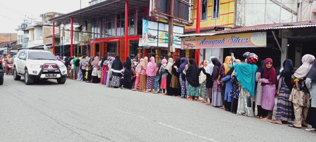 Giliran Swalayan Mentari di Abdya Diserbu Emak-emak Giliran Swalayan Mentari di Abdya Diserbu Emak-emak