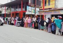 Rela Berdesak-desakan Demi Minyak Murah, Swalayan di Abdya Diserbu Emak-emak | Opsi.id