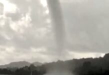 Warga Abadikan Angin Puting Beliung di Laut Mamuju Sulbar