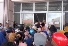 Ratusan Warga Mamuju Berdesakan Beli Minyak Goreng