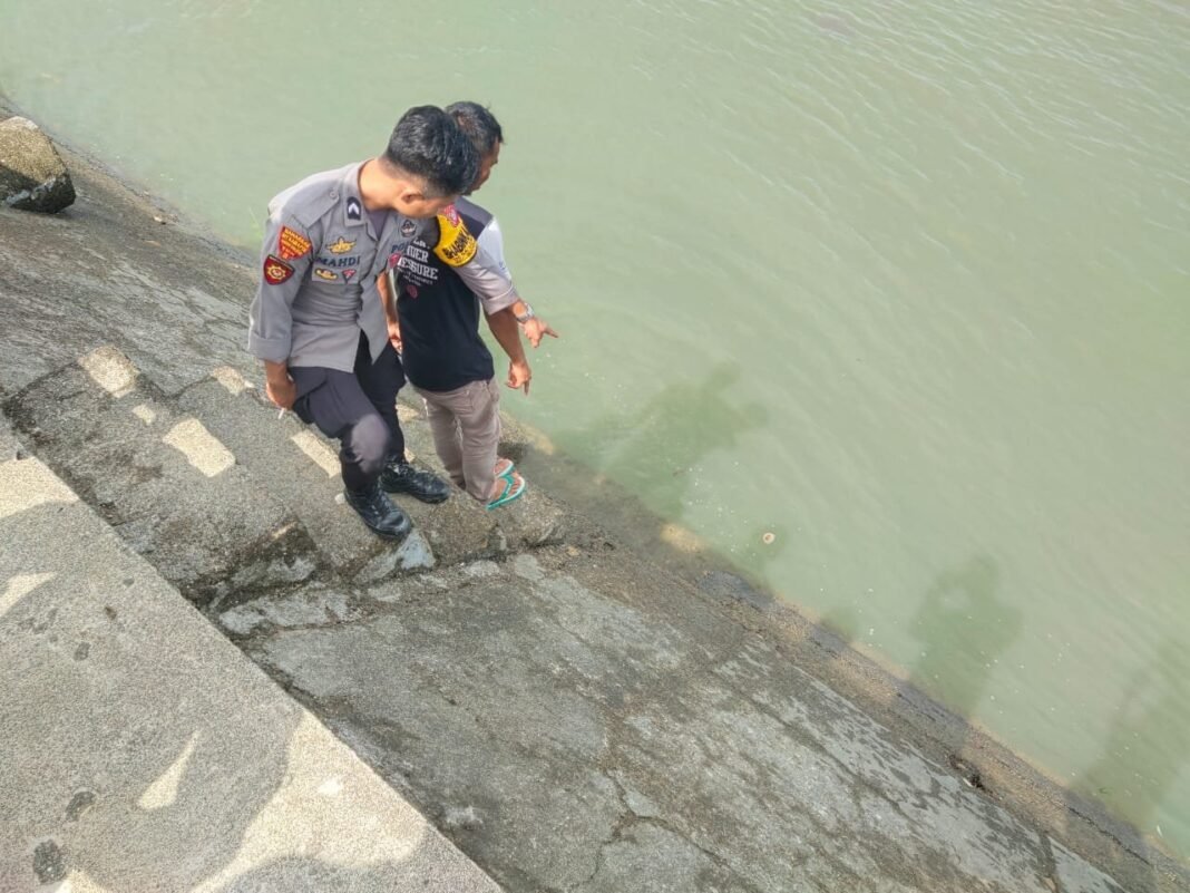 Seorang Bocah Ditemukan Tewas di Pantai Babana Mamuju Tengah Seorang Bocah Ditemukan Tewas di Pantai Babana Mamuju Tengah